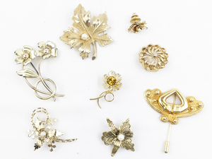 lot 422 image: Group of 8 Gold Tone Base Metal Brooches.