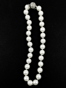 lot 509 image: White Bead Necklace. New Old Stock