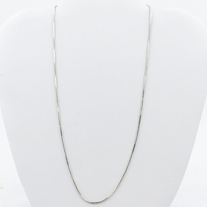 lot 525 image: Jain Guarav Classic 18 Snake Sterling Silver Chain Necklace.