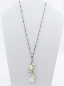 lot 546 image: Mother Of Pearl Teardrop Silver Tone Base Metal Lariat Necklace .