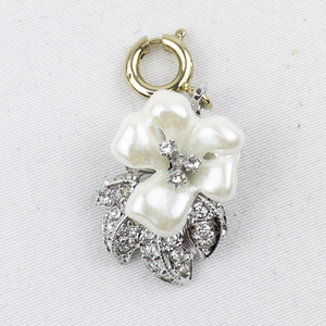 lot 300E image: Nolan Miller White Flower silver tone Base Metal charm.