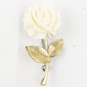 lot 415 image: White Flower Gold Tone Base Metal Brooch .