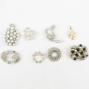 lot 417 image: Group of 8 Pearl Base Metal Brooches.