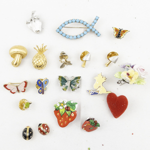lot 418 image: Group of Eighteen  Base Metal Brooches.