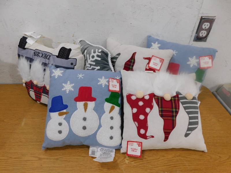 lot 180 image: (6) Holiday Decorative Pillows