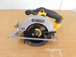 lot 31 image: DEWALT 20V MAX Cordless 6.5 in. Sidewinder Style Circular Saw (Tool Only)