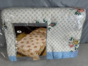 lot 33 image: Vintage New Old Stock QueenKing Blanket