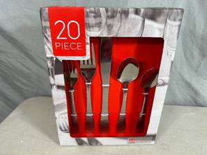 lot 51 image: New 20 Piece Flatware  Silverware Set