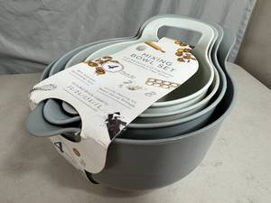 lot 60 image: New 4 Piece Mixing Bowl Set