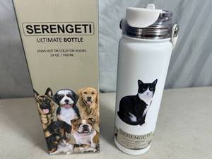 lot 67 image: New Serengeti Vacuum Insulated Stainless Steel Water Bottle - Black and White Cat