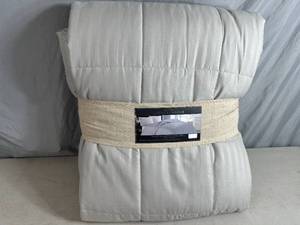 lot 70 image: New Hotel Vendome Queen Size Comforter - Down Alternative