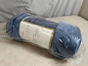 lot 86 image: New Enclave Plush Luzury Throw Blanket