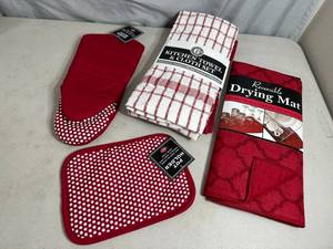 lot 93 image: New Kitchen Towels, Pot Holders, Drying Mat