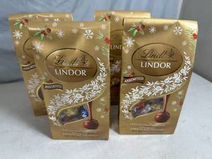 lot 104 image: 4 New Bags of Lindt Lindor Assorted Chocolate Truffles