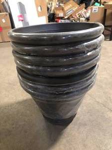 lot 3 image: 7 Pieces of Planter Pots in Black   Customer Returns See Pictures