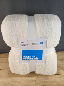 lot 70A image: Brand New Room Essentials Faux Shearling Blanket FullQueen N