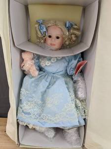 lot 104 image: New Elite Doll Collection Alyssa Doll by Shirley Peck with COA B