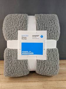 lot 46B image: Brand New Room Essentials XL Twin Dorm Sherpa Blanket N