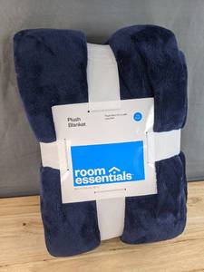 lot 342 image: Brand New Room Essentials FullQueen Plush Blanket N
