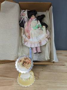 lot 101 image: New Pittsburgh Originals Lacey Doll by Chris Miller 1996 with COA B