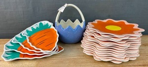 lot 365 image: Brand New 16 Plastic Flower Plates, 4 Plastic Carrot Plates and 1 Easter Cracked Egg Ceramic Basket N