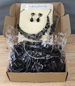 lot 58A image: 3 Piece Brand New Necklace, Earrings and Bracelet Costume Fashion Jewelry with Clutch Purse Black N