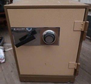 lot 11 image: MEILINK SMALL FLOOR SAFE