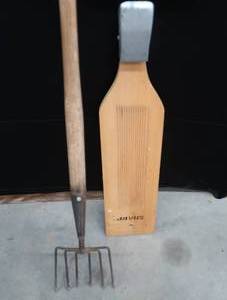 lot 24 image: VINTAGE 6 PRONG FISHING SPEAR AND FISH CLEANING BOARD