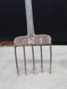 lot 30 image: FIVE TINE FISH SPEAR