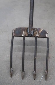 lot 37 image: EXTRA LONG 4 TINE FISHING SPEAR