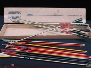 lot 43 image: VINTAGE WOODEN ARROWS (RAULF) AND ASSORTED NEWER ARROWS WITH QUIVER