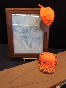 lot 54 image: VINTAGE HARD SIDED GUN CASE WITH PRINT AND BONUS HATS
