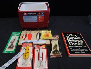 lot 60 image: PLAYMATE MINI COOLER FULL OF VINTAGE LURES DAREDEVIL AND MEPPS  BONUS RAPALA BOOK