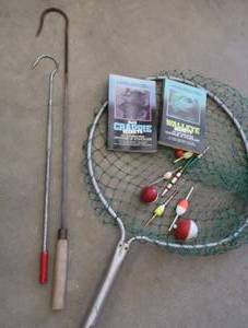 lot 62 image: EXTRA LONG LANDING NET, 2 VINTAGE GAFS, VINTAGE BOBBERS, AND 2 BONUS FISHING BOOKS