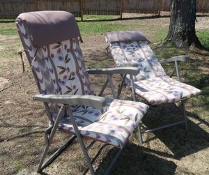 lot 82 image: RECLINING FOLDING LAWN  DECK CHAIRS
