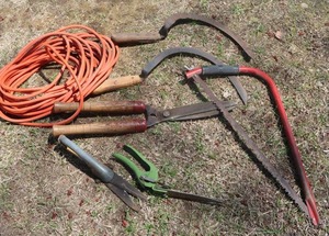 lot 87 image: VINTAGE GARDENING TOOLS