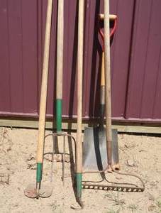 lot 88 image: GARDENING HAND TOOLS