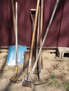 lot 91 image: HAND TOOLS & SHOVELS