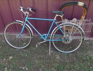 lot 100 image: VINTAGE SCHWINN MENS COLLEGIATE BLUE BICYCLE