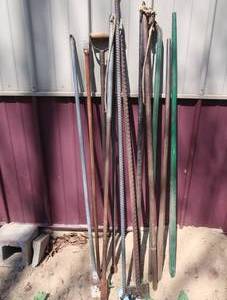 lot 104 image: HEAVY IRON CHISELS AND PRY BARS