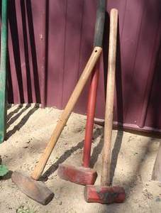 lot 105 image: SLEDGE HAMMERS AND SPLITTING MAUL