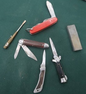 lot 115 image: POCKET KNIVES PLUS STONE AND MINI SCREWDRIVER