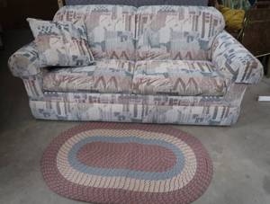lot 118 image: LA-Z-BOY SLEEPER COUCH WITH RUG