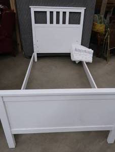 lot 120 image: WHITE TWIN BED FRAME SET OF SHEETS