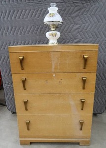 lot 124 image: BLONDE RETRO WOOD DRESSER  LAMP