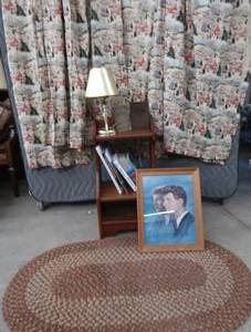 lot 129 image: SHORT WOODEN BOOK SHELF, LAMP, ANTIQUE BOOKS, AND A RUG