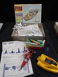 lot 159 image: VINTAGE 1960S ROCKET RADIO AND SKIP JACK MODEL KIT
