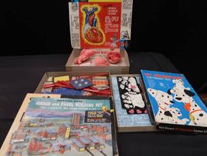 lot 165 image: VINTAGE 1950S HUMAN HEART MODEL  RARE 101 DALMATIONS CARTOONKIT VINTAGE BUILDING SET