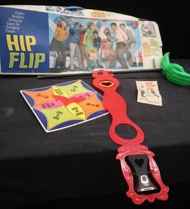 lot 144 image: VINTAGE 1968 PARKER BRTOHERS HIP FLIP GAME