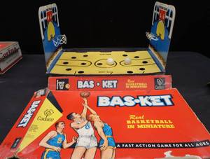 lot 155 image: VINTAGE 1962 BAS KET GAME